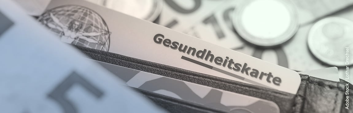 Gesundheitskarte in Geldbörse mit Geldscheinen
