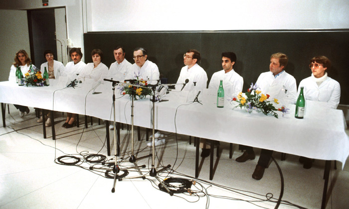 Zehnköpfiges Ärzteteam bei Pressekonferenz